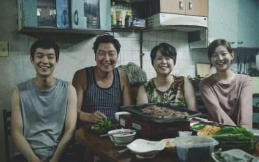 《寄生虫》：一场关于阶级与生存的荒诞寓言