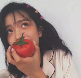 暗黑系美学：地雷系女孩的真人穿搭与风格解析