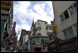 **首尔之春：城市复苏与文化的绽放**